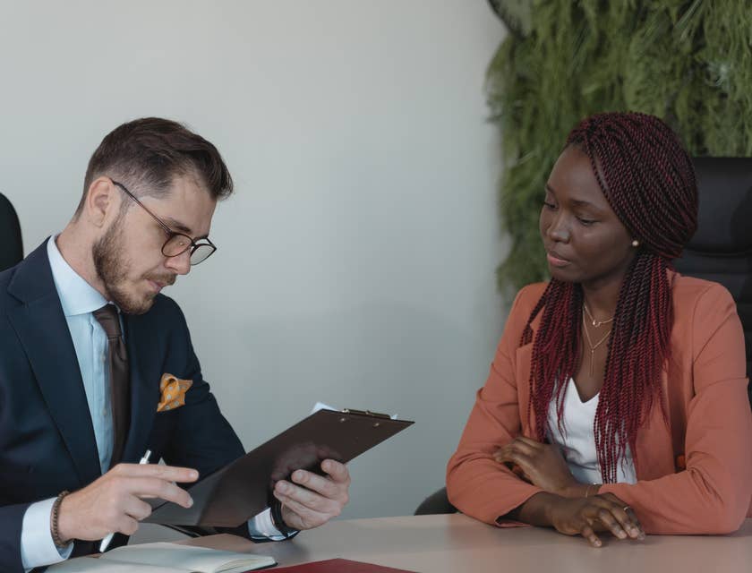 Dos personas en una oficina discutiendo estrategias de reclutamiento.
