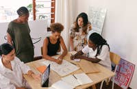 Grupo de empleados teniendo una conversación.