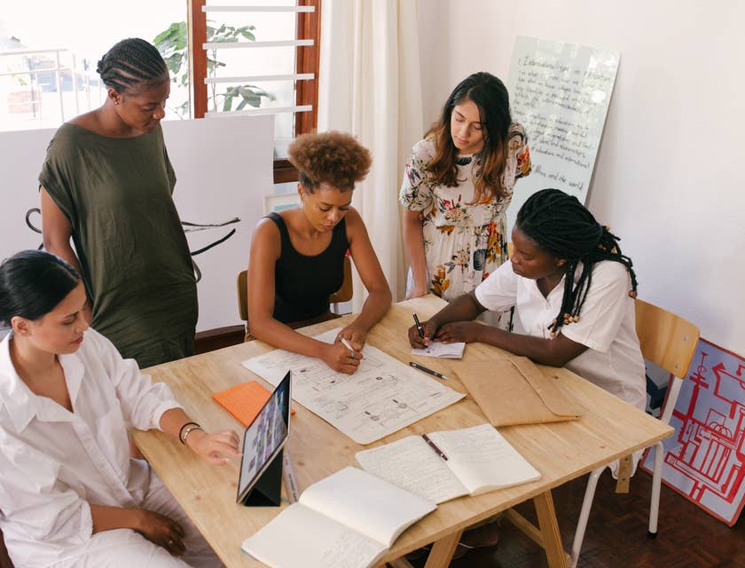 Grupo de empleados teniendo una conversación.