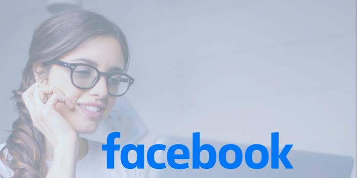 Una persona che pubblica un'offerta di lavoro su Facebook.
