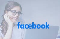 Una persona che pubblica un'offerta di lavoro su Facebook.