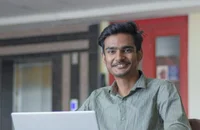 Professionista che lavora in remoto sul proprio laptop