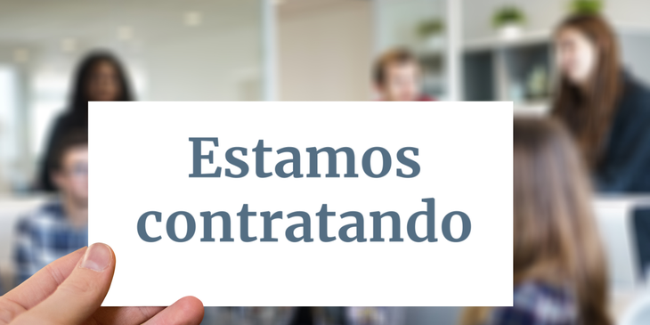 Um empregador segurando uma placa que diz "Estamos contratando".