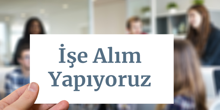 Başarılı bir iş görüşmesinin ardından tokalaşan bir işe alım uzmanı ve aday.