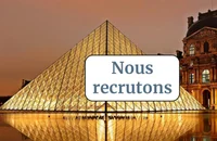Un panneau indiquant « Nous embauchons » devant un monument célèbre.