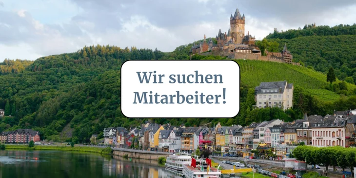 Ein Schild mit der Aufschrift „Wir suchen Mitarbeiter!“ vor einem berühmten Wahrzeichen.