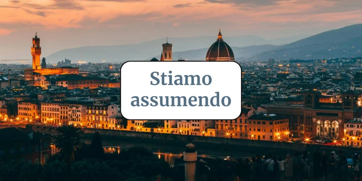 Un cartello che dice "Stiamo assumendo" davanti a un famoso punto di riferimento.