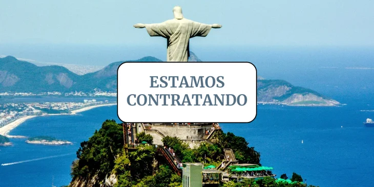 Uma placa dizendo "ESTAMOS CONTRATANDO" em frente a um ponto turístico famoso.