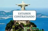 Uma placa dizendo "ESTAMOS CONTRATANDO" em frente a um ponto turístico famoso.