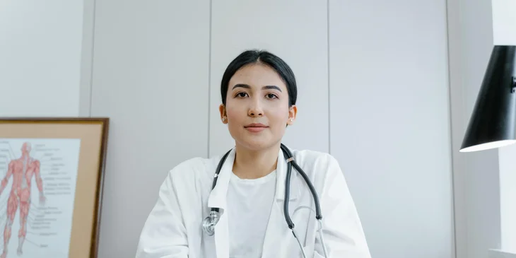 A female general practitioner in a clinic.
