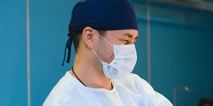 A photo of a surgeon wearing a mask.