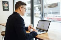 Un emprendedor utilizando herramientas para selección de personal.