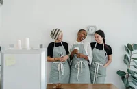 Tre membri dello staff chiacchierano nella dispensa.