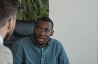 Un homme interrogé sur ses forces et ses faiblesses lors d'un entretien.