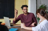 Un candidato respondiendo a la pregunta "¿Cuáles son tus debilidades?" en una entrevista de trabajo.