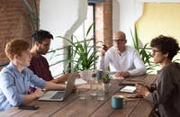 Un groupe de collègues organise un entretien d'embauche en panel.