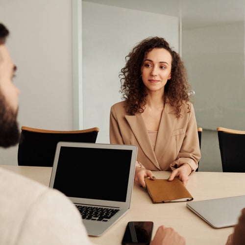 Como conduzir uma entrevista de painel: