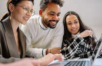 Colegas trabajando juntos en la página de carreras de su empresa.