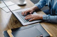 Uma pessoa criando um processo de entrevista.