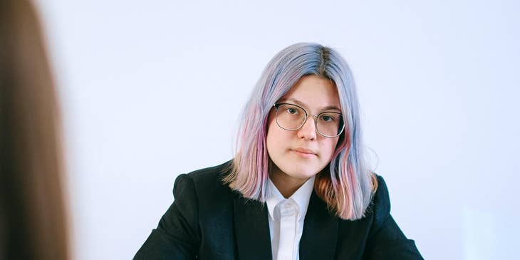 Una mujer prepara un CV funcional.