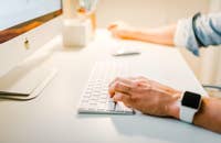 Pessoa escrevendo um e-mail para um gerente de RH.