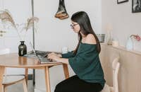 Un employé en hybride travaillant à domicile.