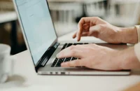 İş başvurusu maili yazan bir kişi.