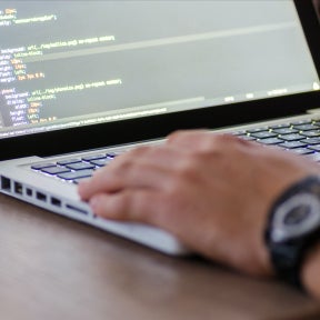 Identifica las herramientas que necesitan los empleados.