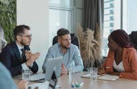 Profesionales de recursos humanos discutiendo importantes competencias de recursos humanos.