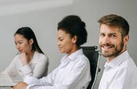 Pessoas trabalhando em um escritório.