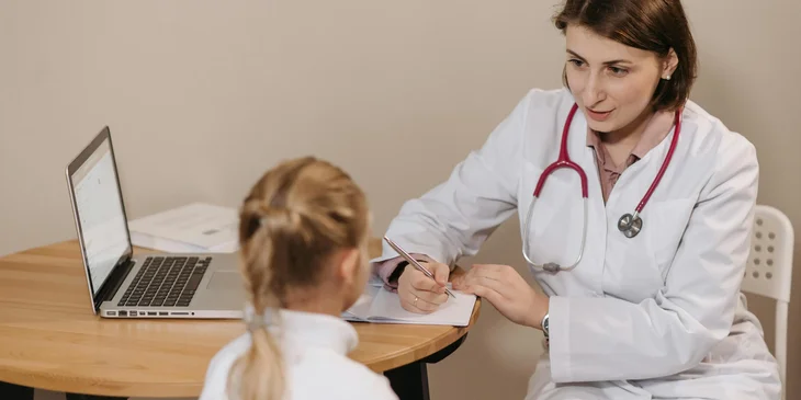 An internist consulting a patient to understand her health concerns.