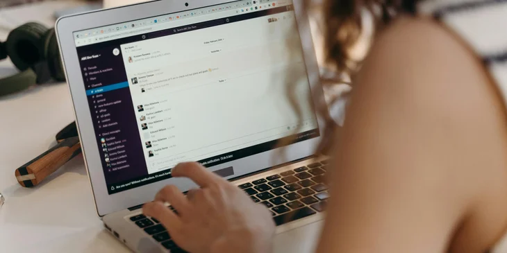 Mujer escribiendo un correo electrónico de confirmación de entrevista de trabajo.