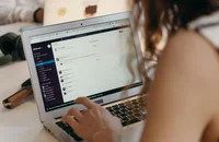 Mujer escribiendo un correo electrónico de confirmación de entrevista de trabajo.