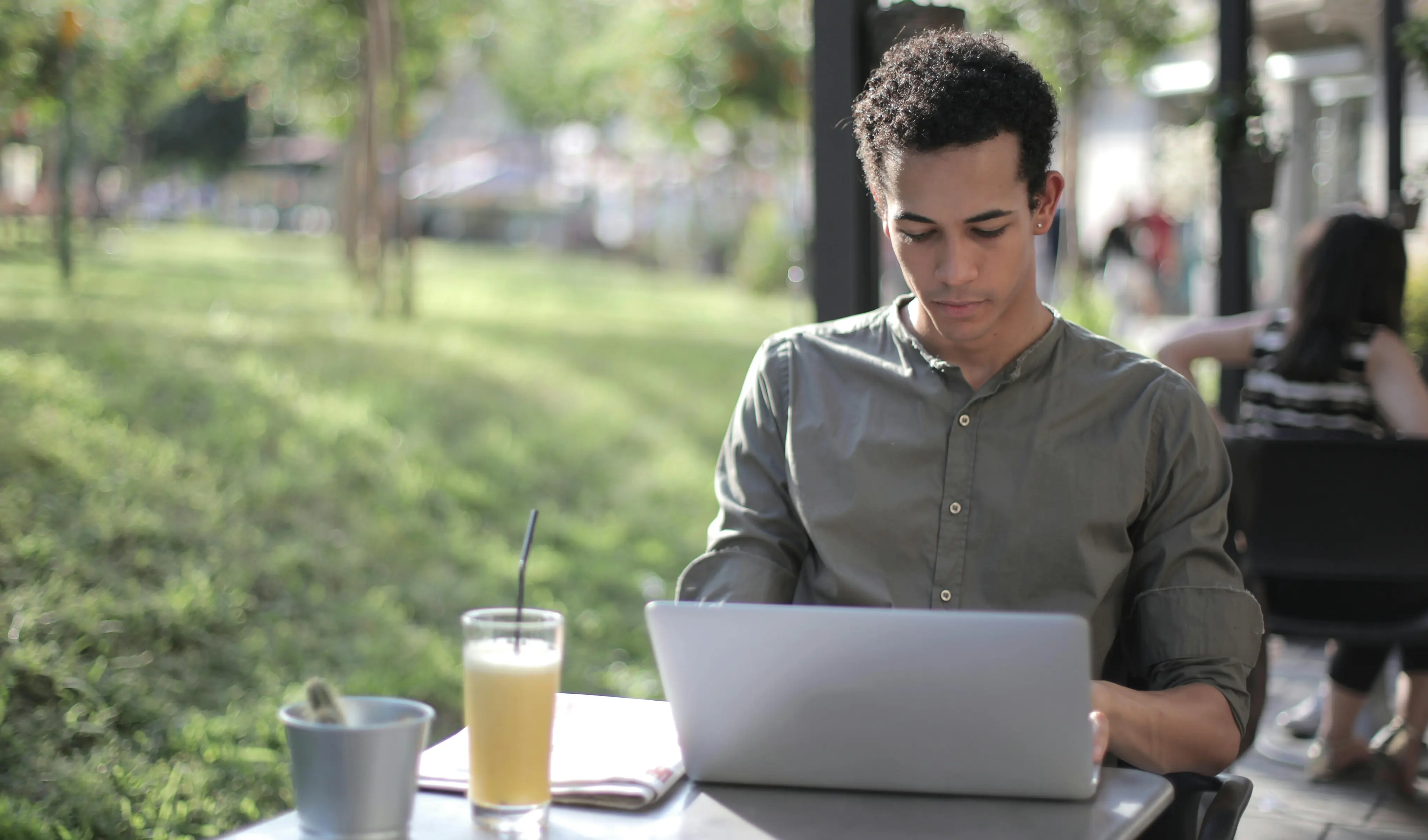 Modello di email di invito per colloquio di lavoro