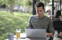 Una persona che si prepara a inviare un’email di invito per colloquio di lavoro.