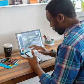 Investiga diferentes plataformas de ferias de trabajo en línea.