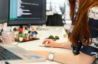 Una donna programma al computer.