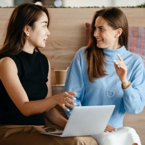 Publícala donde los empleados puedan acceder fácilmente a ella.