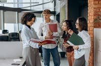 Empleados de RRHH examinando un documento de solicitud de empleo.