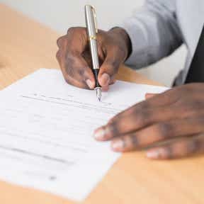 Completa el formulario de Solicitud de Empleo.