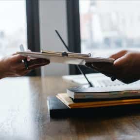 Obtén un formulario de Solicitud de Empleo.