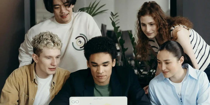 Freunde suchen gemeinsam im Internet nach eine Job.