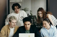 Freunde suchen gemeinsam im Internet nach eine Job.