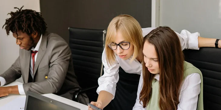 Tres personas trabajando en la oficina.