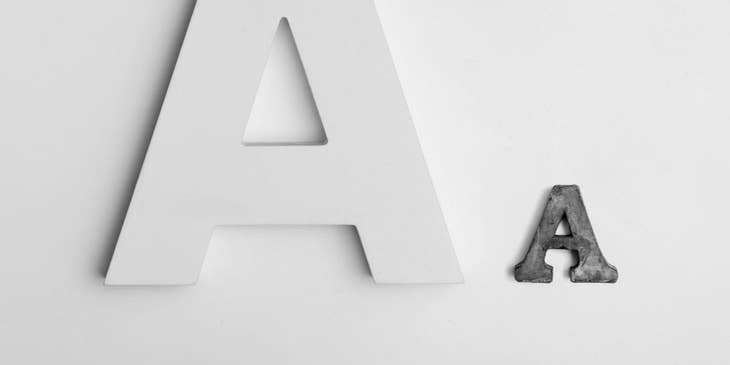 Dos letras "A" en diferentes fuentes sobre un fondo claro para un currículum.
