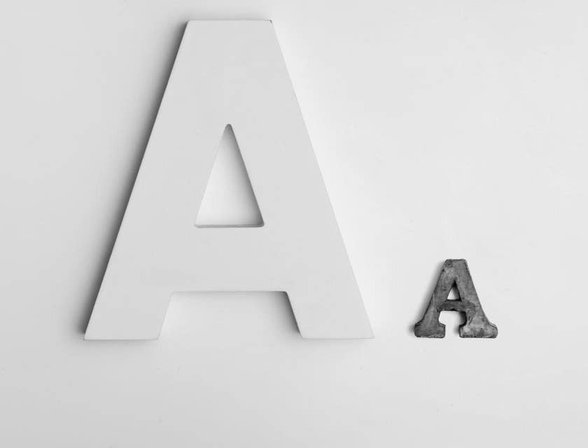 Dos letras "A" en diferentes fuentes sobre un fondo claro para un currículum.