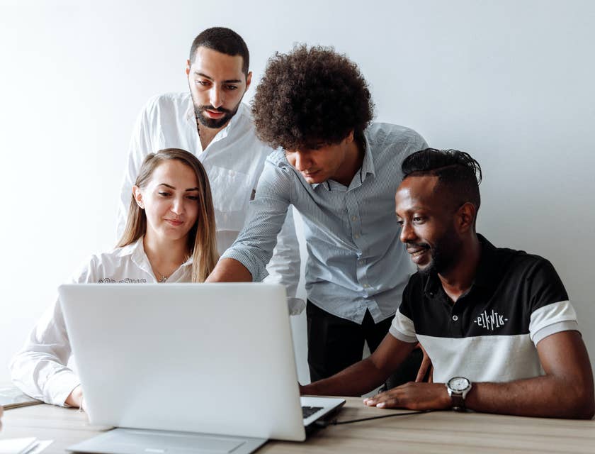 Un grupo de personas buscando vacantes de empleo en las mejores bolsas de trabajo de 2023.