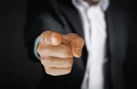 Un hombre apuntando con su dedo.