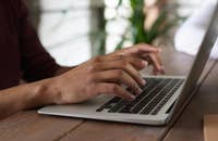 Una persona che scrive una lettera di dimissioni senza preavviso.