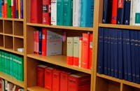 Un librero en una firma de abogados.